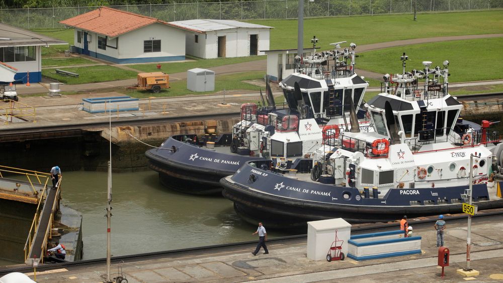  Slepebåter i Miraflores-slusen i Panamakanalen.