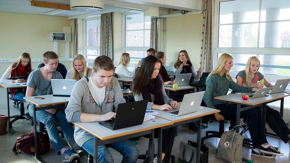 Norge ligger under gjennomsnittet for bruk av data i undervisningen. Elevene har likevel gode kunnskaper. (Illustrasjonsfoto)