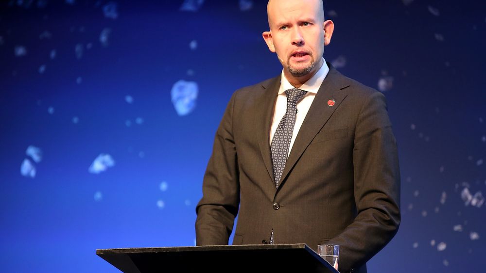 Olje- og energiminister Tord Lien ber oljebransjen om å ta kostnadstrollene på alvor. 