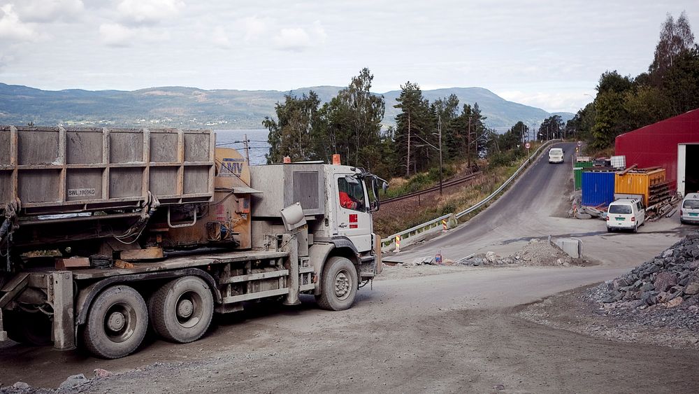 Erfaringer fra Fellesprosjektet E6 - Dovrebanen viser at det er mye å spare på samarbeid mellom Jernbaneverket og Statens Vegvesen når det skal bygges ut parallelt.