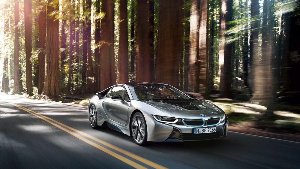 Ladehybrid: BMW i8 bruker masse karbonfiber i konstruksjonen av bilen slik at vekten er redusert til under 1500 kg. Med et oppgitt CO2-utslipp på 59 gram per kilometer kan man ha god samvittighet selv når man kjører et slikt råskinn. For de som har 1,3 millioner kroner å rutte med. 