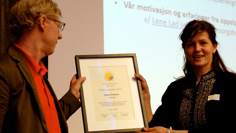 Tommy Pedersen i Statsbygg er kåret til Årets solstråle 2014, og fikk prisen overrekt av styreleder i Norsk solenergiforening, Michaela Meir 