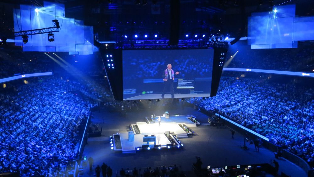 Microsofts Phil Sorgen forteller partnere fra hele verden om fremtiden for selskapet under sin WPC-åpningstale på Verizon Center i Washington DC.