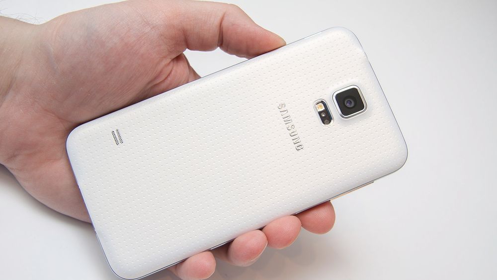 Galaxy S5 er laget i plast, og har et bakdeksel som av noen har blitt sammenlignet med et plaster.