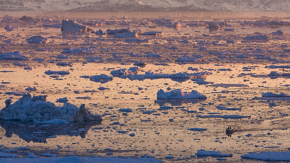 En uke etter at FNs klimapanel ga oss den kraftigste advarselen hittil om hva som venter oss, møtes de i Berlin for å drøfte tiltak for å bremse utslippene. Vi får toppen 15 år til å snu utviklingen. Her ses en liten båt mellom isflak på Grønland. 