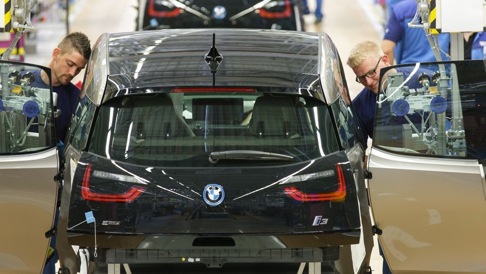 Her skrus en BMW i3 sammen på Leipzig-fabrikken. Flittige ingeniører har for lengst gjort den motsatte jobben og tjent gode penger på det.
