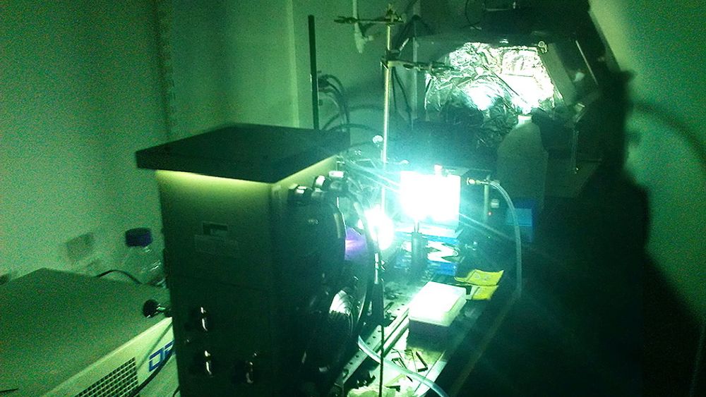 En kraftig buelampe har blitt brukt til å simulere sollys på ulike molekyler hos Massachusetts Institute of Technology.