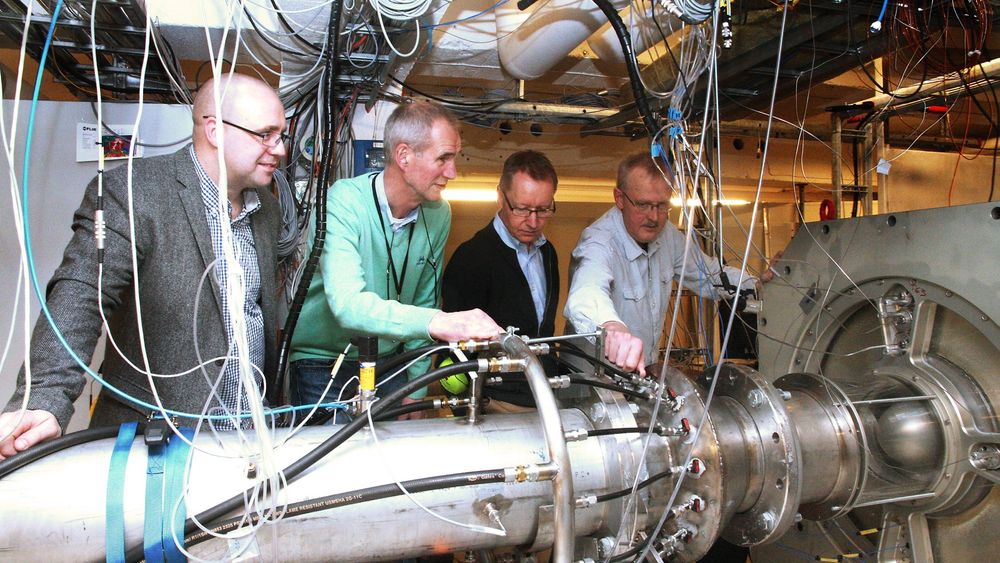 Testsjefer: Richard Markeson (Gassco), Morten Løes (Statoil), Harald Fretheim (ABB) og professor Lars E. Bakken (NTNU) ser hvordan gassdråpene endre seg fra innløp til utløpsside.