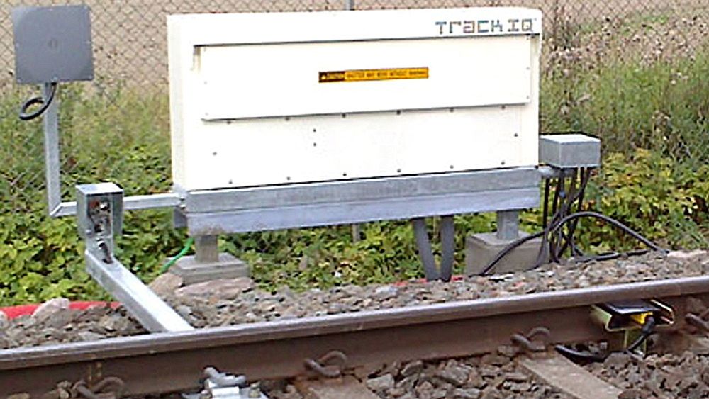 Lydmålere montert på Lierstranda  Akustiske detektorer er montert på begge sider av sporet på Lierstranda. 