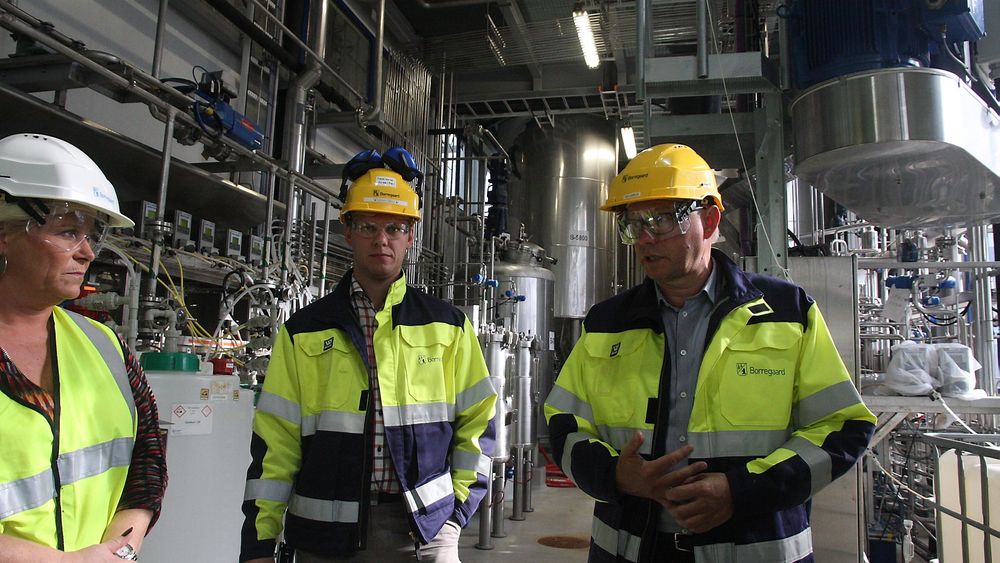 Finansminister Siv Jensen fikk en innføring i hva Borregaard forsker på ved demoanlegget for bioraffineri. Anders Sjöde er sjef for demoanlegget. Administrerende direktør Per A. Sørlie til høyre.  