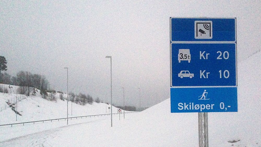 Lokalt har det blitt mye galgenhumor etter at åpningen av veien ble utsatt, med blant annet dette nye skiltet. Billig for skiløperne, litt dyrere for bilistene.  