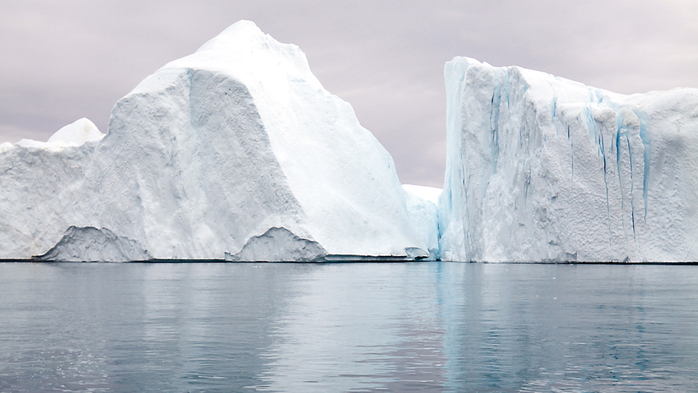 Hinder: Iskanten er bevegelig og er en av de største hindringene oljeindustrien møter når den gjør sitt inntog i arktiske strøk. Unikt dyreliv, manglende oljevernteknologi og en krevende sikkerhetssituasjon er noe av det som foreløpig stopper oljetoget.
