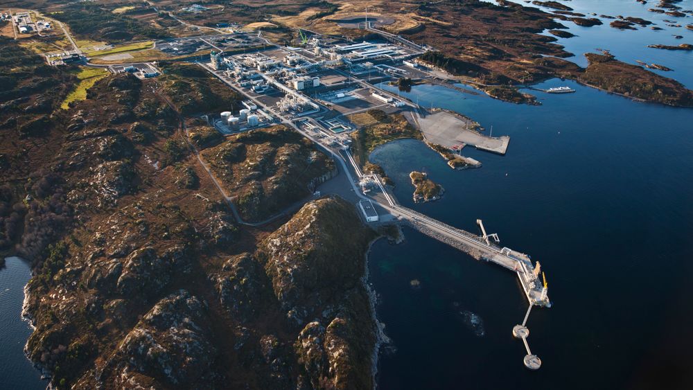 Trykket i gassfeltet Ormen Lange faller. Det krever gasskompresjon. Etter det Teknisk Ukeblad forstår er det FMC som får kontrakten om å levere gasskompresjonsanlegget som skal stå ute på feltet. Her fra prosesseringsanlegget på Nyhamna. Foto: Shell/Svein Roger Ivarsen