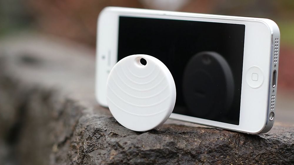 Pebblebee holder kontakten med mobilen din via Bluetooth. Batteriet skal kunne vare i inntil tre år. 