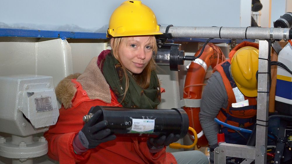 Slik ser et hyperspektralt undervannskamera ut. Ingrid Myrnes Hansen er i ferd med å montere kameraet på en ROV.