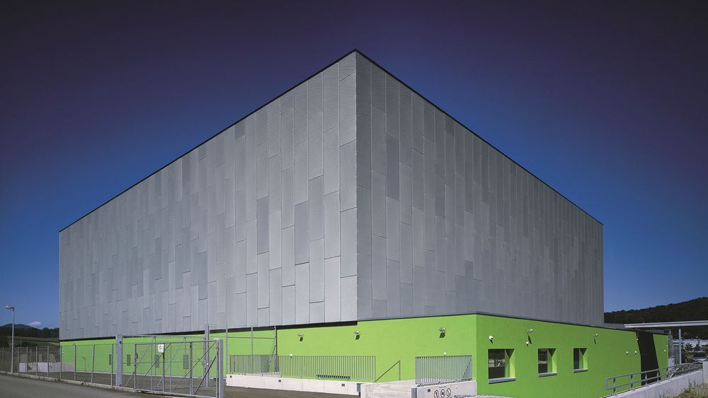 Utenfor Zürich vokser Green Datacenter seg stadig større på selskaper som vil ha et hemmelig sted å lagre sine data. Bygget er synlig, men ikke brukerne.