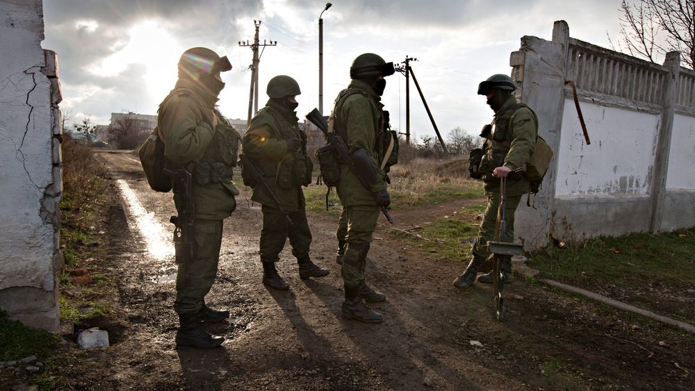 Maskerte russiske soldater holder vakt rundt militærbasen i Perevalnoe på Krimhalvøya. Utenfor Krim er det trolig store olje- og gassressurser som Ukraina nå kan miste kontroll over. 