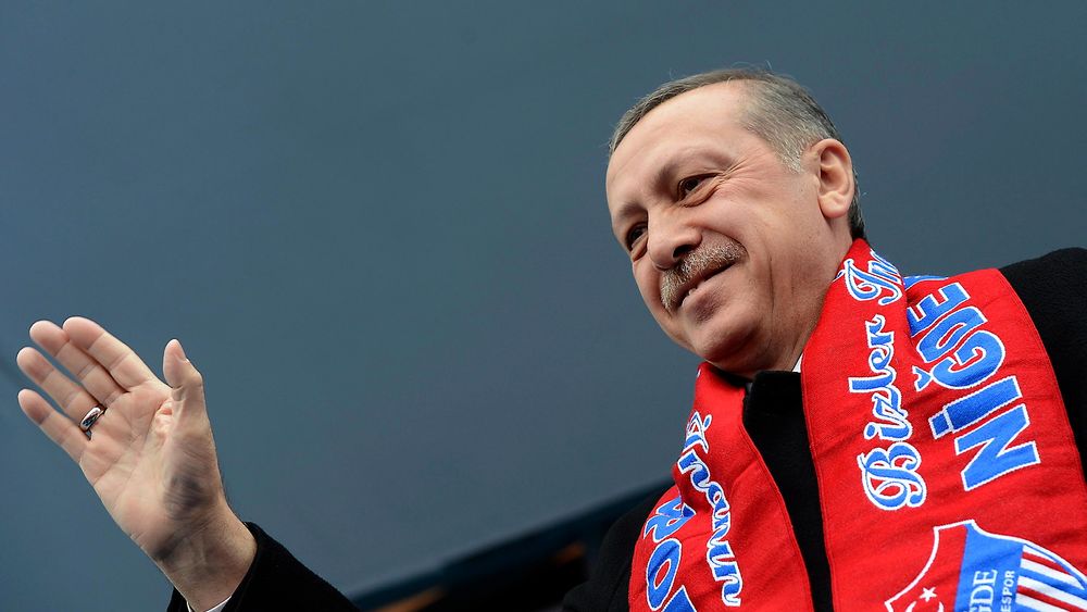 Tyrkias statsminister Tayyip Erdogan deltar her på et valgmøte i forkant av lokalvalget 30. mars. Han mener at politiske motstandere har brukt sosiale medier til å legge ut fabrikkerte telefonsamtaler mellom ham og hans sønn. 