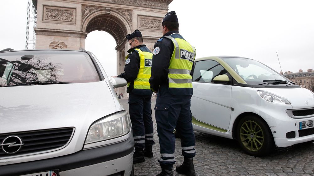 Triumfbuen var ett av trafikknutepunktene i Paris hvor politiet mandag stoppet biler med nummerskilt som slutter på partall. 