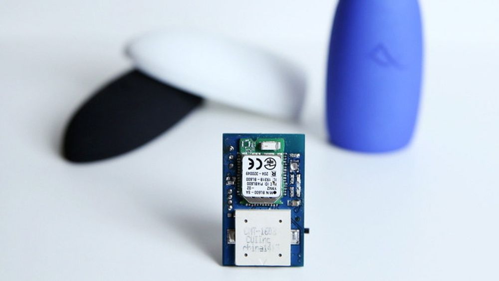 Skialarmen til AlpineTec inneholder Bluetooth-sender, alarm og batteri som ifølge produsenten skal vare gjennom tre sesonger.