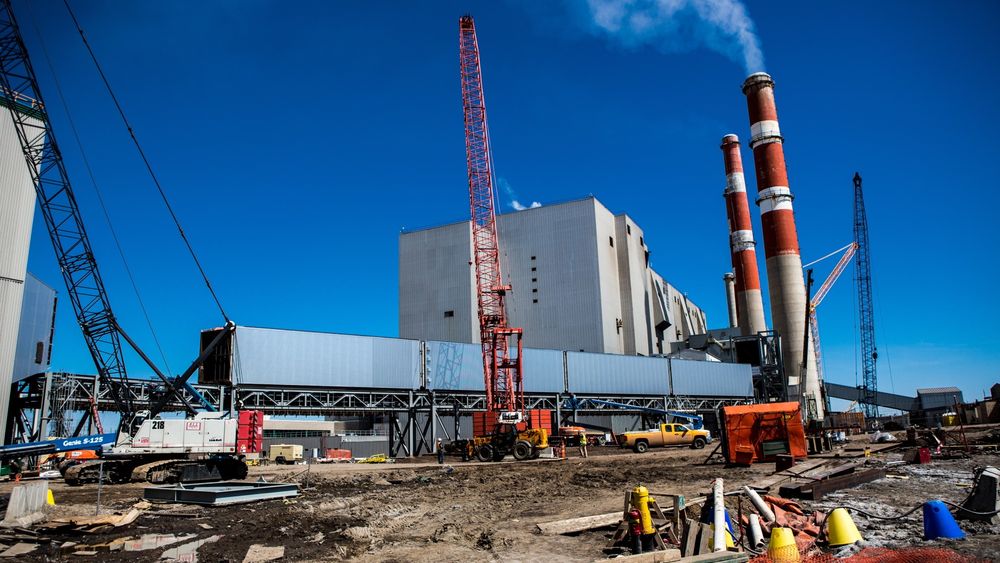 Verdens første fullskala, kommersielle renseanlegg åpner i dag. Her er et bilde fra kullkraftverket til Saskpower ved Boundary Dam, tatt i fjor sommer.   
