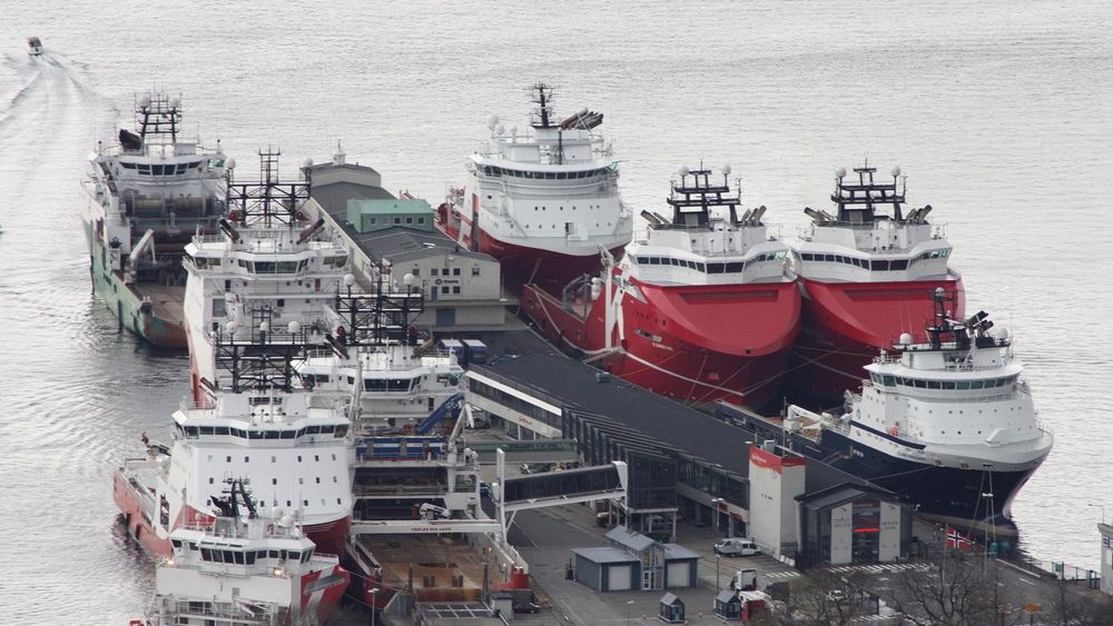 Skoltekaien: En vanlig situasjon i Bergen: Mange offshoreskip til kai. Alle bruker dieseldrevne generatorer til strømproduksjon. De bidrar til 35 prosent av de helseskadelige NOx-utslippene fra havna. Nå settes det opp ett landstrømpunkt som kan forsyne ett skip til venstre på kaia. 