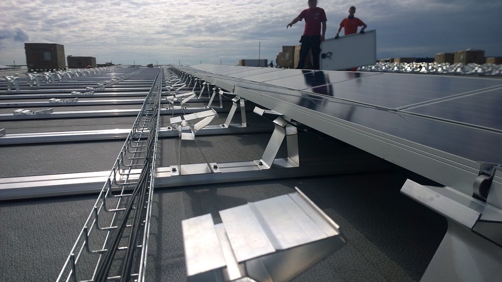 Asko planlegger flere nye solcelletak på sine lagerbygg etter at Stortingsflertallet med Venstre i spissen nå slår fast at plusskundene likevel skal få elsertifikater.
