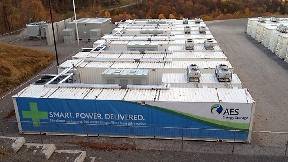 Litiumionebatterisystemet i Laurel Mountain i West Virginia, eid av selskapet AES, har en effekt på hele 32 MW, og lagrer energien fra en vindpark like ved. Det finnes flere andre batteriisystemer ulike steder i verden på flere titalls MW, men neppe noe som kan matche de over 150 MW som ville trenges på Nyhamna.
