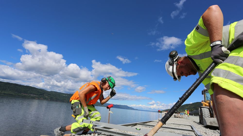 Underleverandøren Eltel fortsetter arbeidet med kabelkanalen langs Dovrebanen til tross for at oppdragsgiver Alpine Bau er konkurs. 