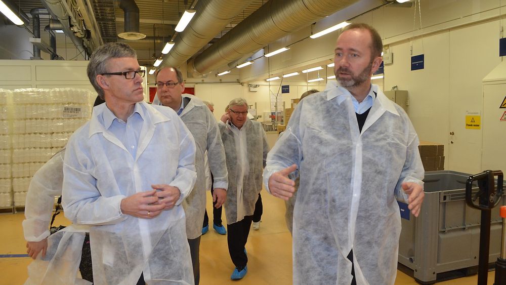 Direktør Morten Brevig og næringsminister Trond Giske på besøk i Nycomed i Elverum. Foto: Rune Hagen 