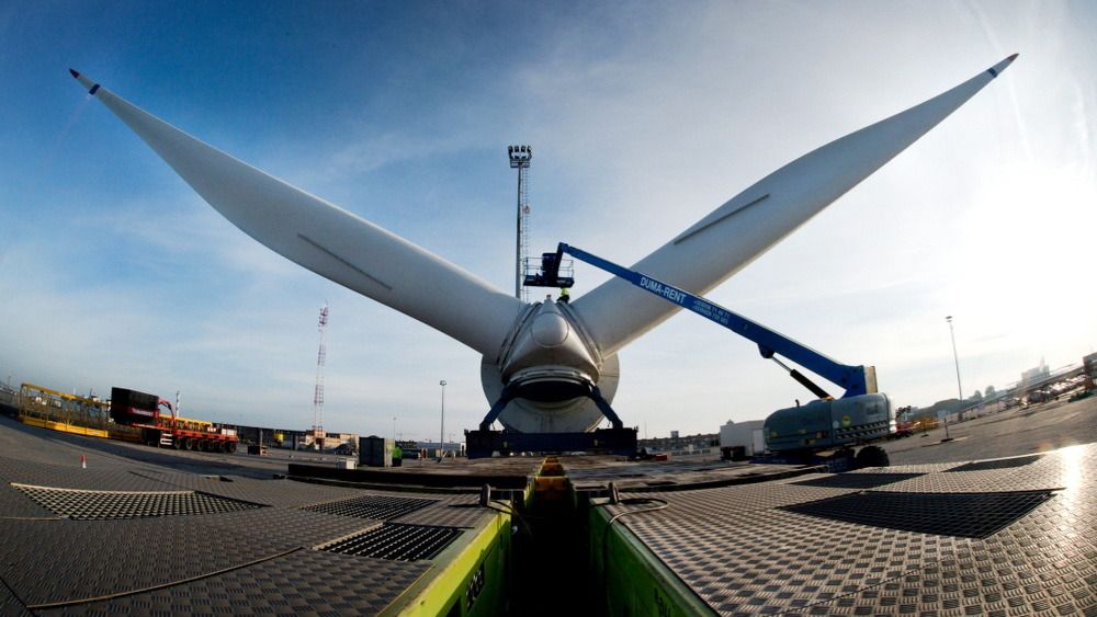 Alstoms Haliade (6 MW) har en rotordiameter på 150 meter, og en totalhøyde på 175 meter når et av rotorbladene står rett til værs. Turbinen er installert på 60 meters dyp rundt 40 kilometer ut fra Belgias lille kyststripe.
