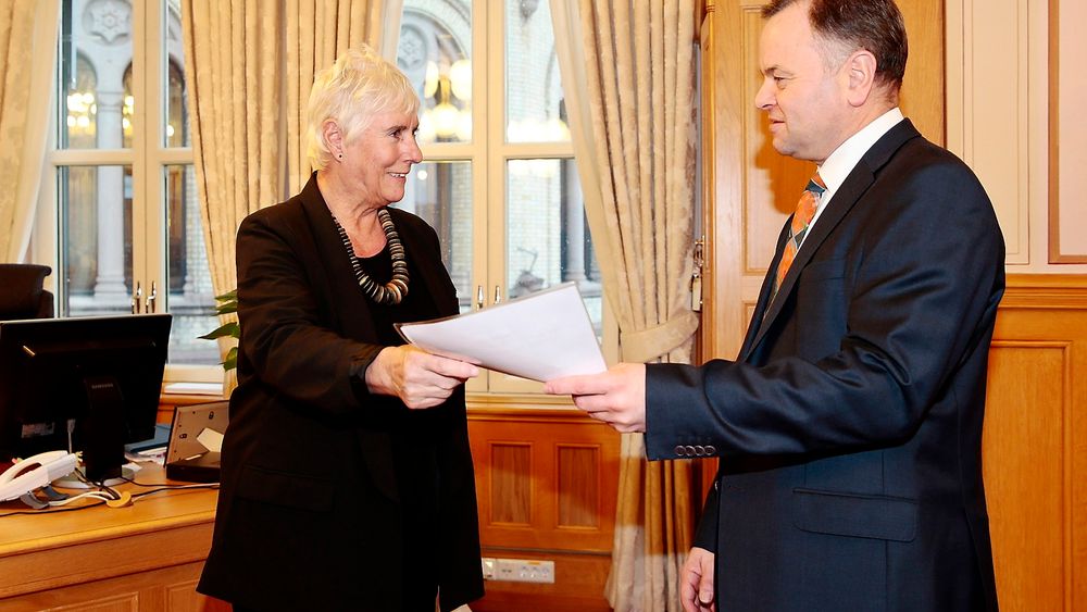 Utvalgsleder Eldbjørg Løwer overleverer EOS-utvalgets melding om undersøkelse av opplysninger om norske kilder i Etterretningstjenesten til stortingspresident Olemic Thommessen. 