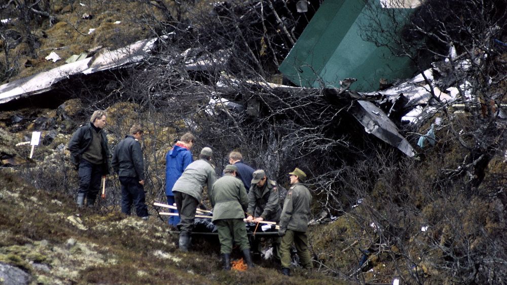 Alle 33 passasjerene og de tre besetningsmedlemmene omkom da Dash 7-flyet fra Widerøe kolliderte med Torghatten ved Brønnøysund. 
