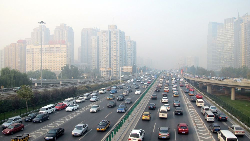 Industrien får krav om store reduksjoner i CO2-utslippene for at Kinas luftkvalitet skal bli bedre. Her fra Beijing. 