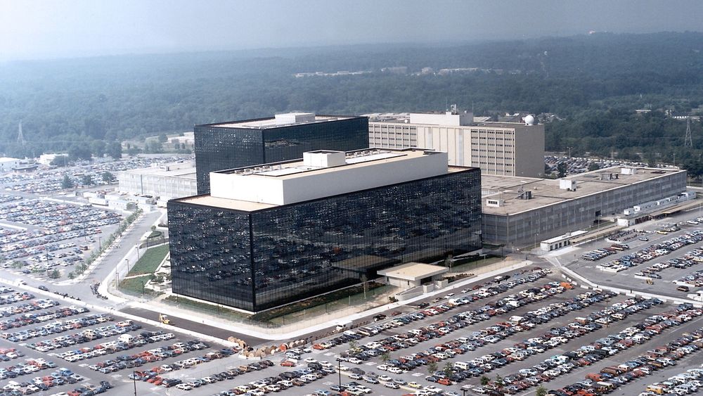Hovedkontoret til National Security Agency (NSA) i Fort Meade i delstaten Maryland. Byrået har ifølge flere aviser tilgang til informasjon direkte fra nettgiganter som Facebook og Google.