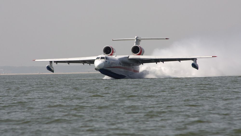Her deltar et Be-200ES brannfly under slokking av skogbranner i 2010.