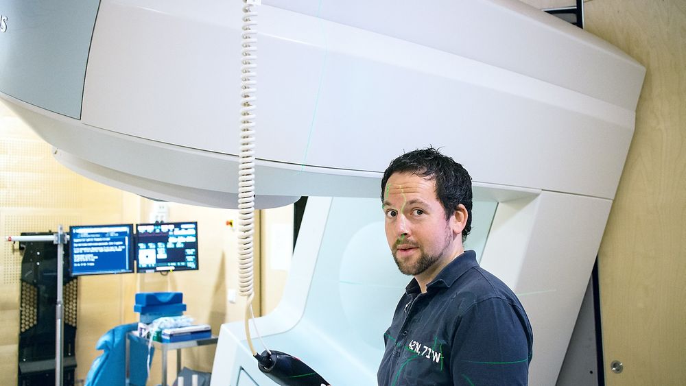 Vil ha partikkelstråling: Den gamle stråleterapien, slik som denne maskinen ved Radiumhospitalet, er ikke god nok i mange tilfeller. Moderne partikkelstråling trengs her i landet, mener medisinsk fysiker ved avdeling for medisinsk fysikk på Oslo universitetssykehus, Radiumhospitalet, Einar Waldeland.