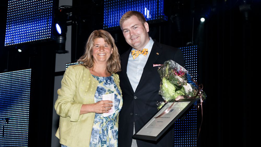 Oljekvinne: Statoils Margareth Ørvum fikk prisen av leder av SPE Stavanger, Hein Andre Langaker.