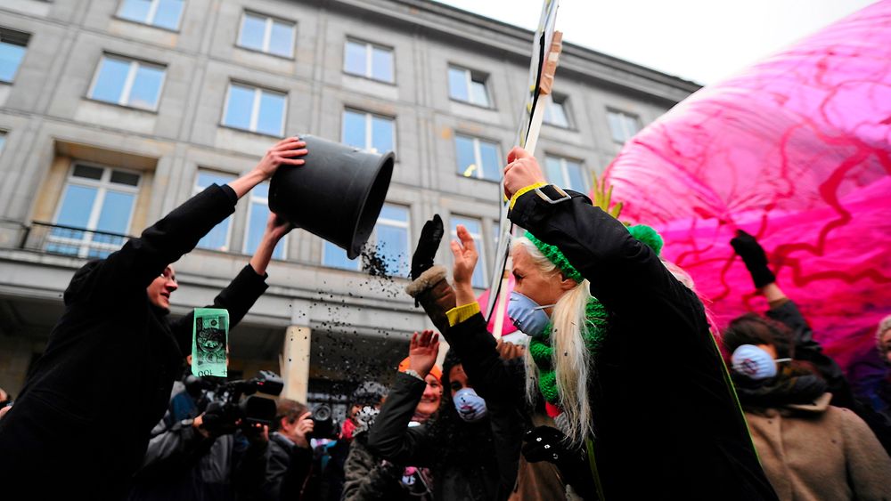 Greenpeace-aktivister kaster kull i lufta i protest etter Warszava-forhandlinger. 