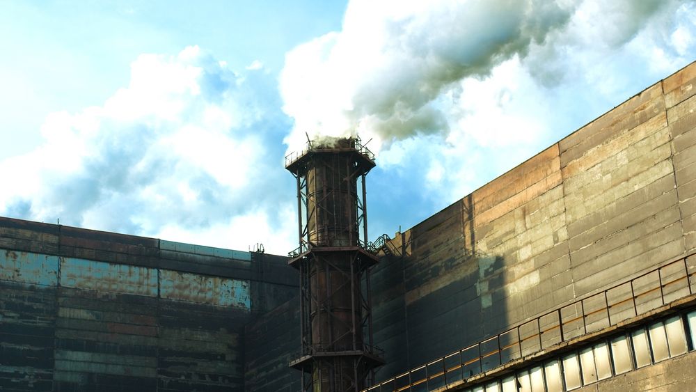 Japan har signalisert at de vil droppe løftene om 25 prosent reduksjon i CO2-utslippene innen 2020, og vil nå i stedet øke utslippene. Her fra et industriområde i Kyoto. 