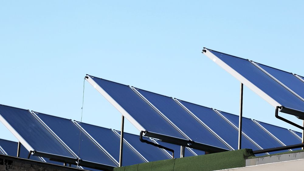 – Det er lite praktisk erfaring innen solfangere og solceller. Det er få anlegg i Norge, og ved nye prosjekter må man gjerne begynne med å lære opp de som skal gjøre jobben, forteller Åse Lekang Sørensen i Norsk Solenergiforening. 