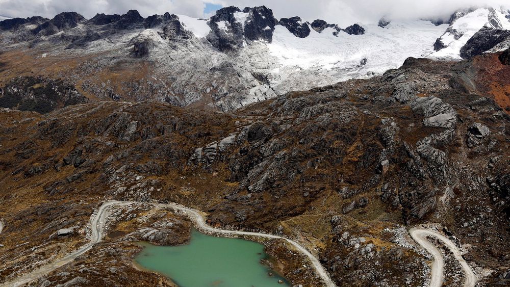Smeltevann fra en isbre har dannet en innsjø i Huraz i Peru. 
