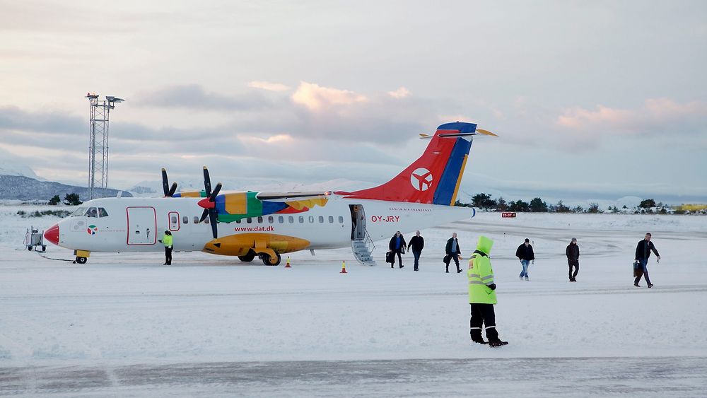 Det var dette ATR 42-300-flyet (OY-JRY) fra DAT som fikk problemer under avgang fra Flesland på vei hit til Florø hvor bildet er tatt. 