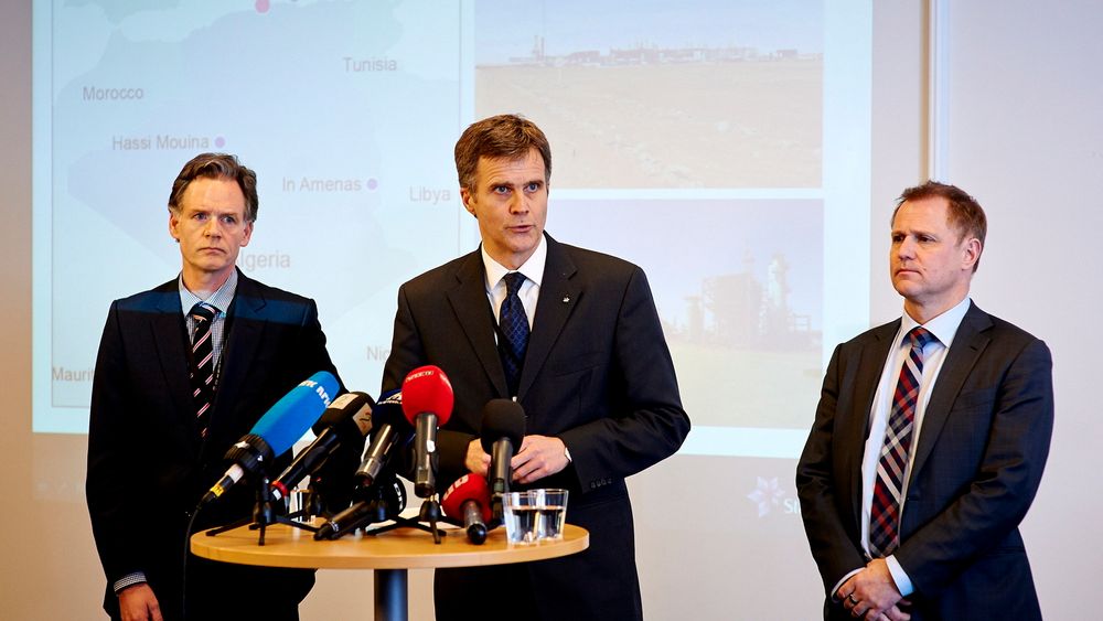 Statoils konsernsjef Helge Lund holder pressekonferanse i Statoil Norge sitt hovedkvarter på Forus i Stavanger. Til venstre sees Bjørn Otto Sverdrup, til høyre konserndirektør for internasjonale operasjoner i Statoil, Lars Christian Bacher 