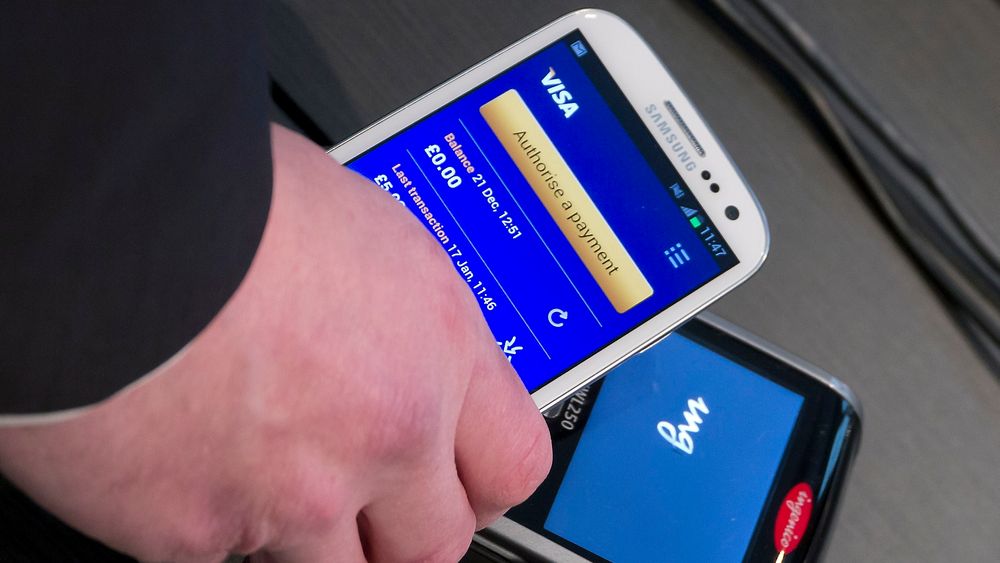 Enklere: I løpet av året kan du bruke telefonen mange steder til å betale små og store beløp. Betalingskortet ligger inne i telefonens SIM-kort og kan kommunisere trådløst med terminalen om du har en moderne smarttelefon. 
