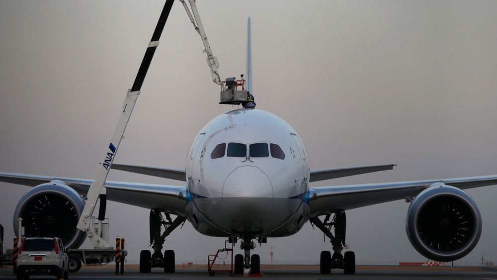 I TRØBBEL: Flyselskapeper setter Dreamliner på bakken etter en rekke uhell. Her jobber en mekaniker fra All Nippon Airways (ANA). 
