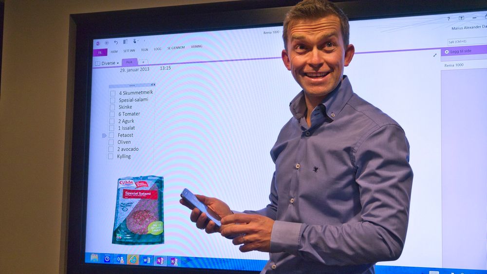 Fjernstyrt: Med den nye Officeversjonen kan kona og løsningsrådgiver i Microsoft, Ole Alexander Dahl, dele dokumenter og han kan få en handleliste fra hennes Word direkte inn i sin Windows Phone. I sanntid.  