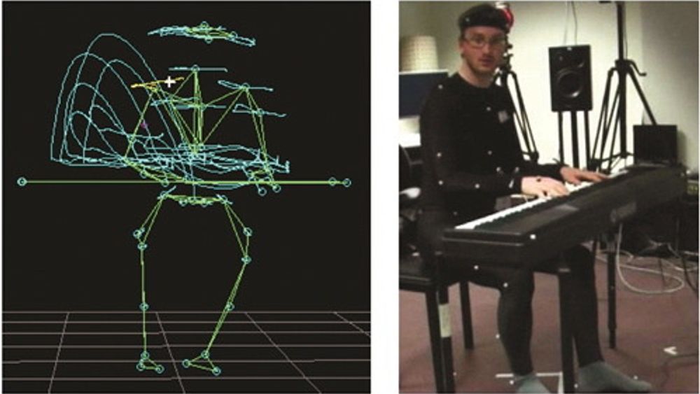 Postdoktor Alexander Refsum Jensenius spiller piano med et infrarødt bevegelsessporingssystem. 