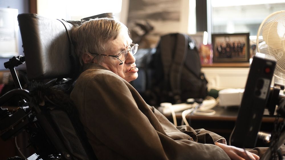 Steven Hawking kunne i dag ha fått en stemme som var nesten perfekt, men han har valgt å beholde den snart 30 år gamle syntetiske stemmen fordi alle forbinder den med ham. 