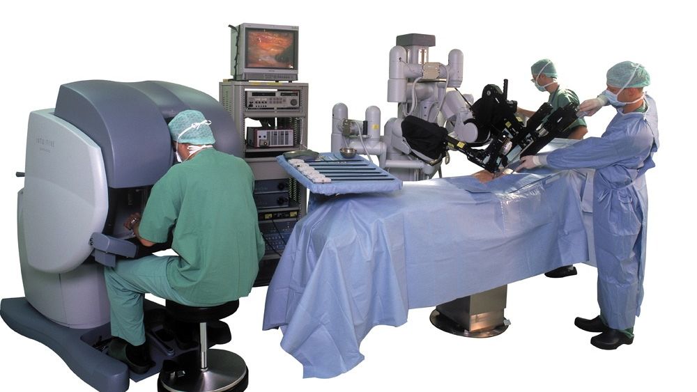 En operasjonsrobot fjernstyres av en kirurg via en elektronisk kontrollkonsoll.